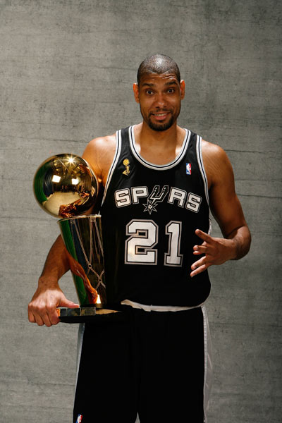 他在闹，他在笑，林加德与拉什福德通道内嬉戏（笑闹不断，林加德和拉什福德在通道内打趣嬉闹）