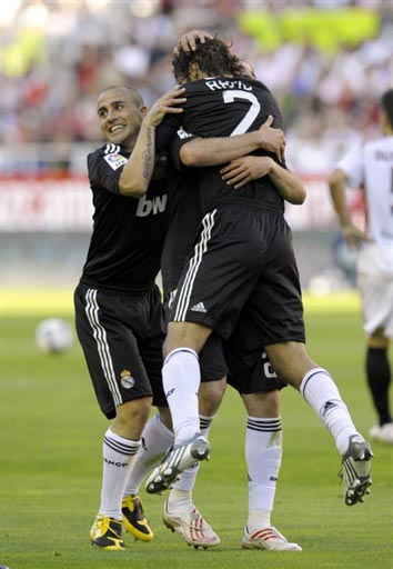 云南玉昆祝贺铜梁龙冲超：对从业余联赛起步的艰辛感同身受（云南玉昆祝贺铜梁龙冲超成功：同为业余起步，深知一路艰辛）