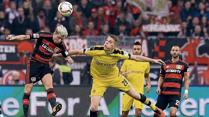 无球能力也超强！库里连续空切接球直杀篮下完成26000分里程碑（无球跑位无解！库里连续空切直杀篮下，生涯得分突破26000分里程碑）