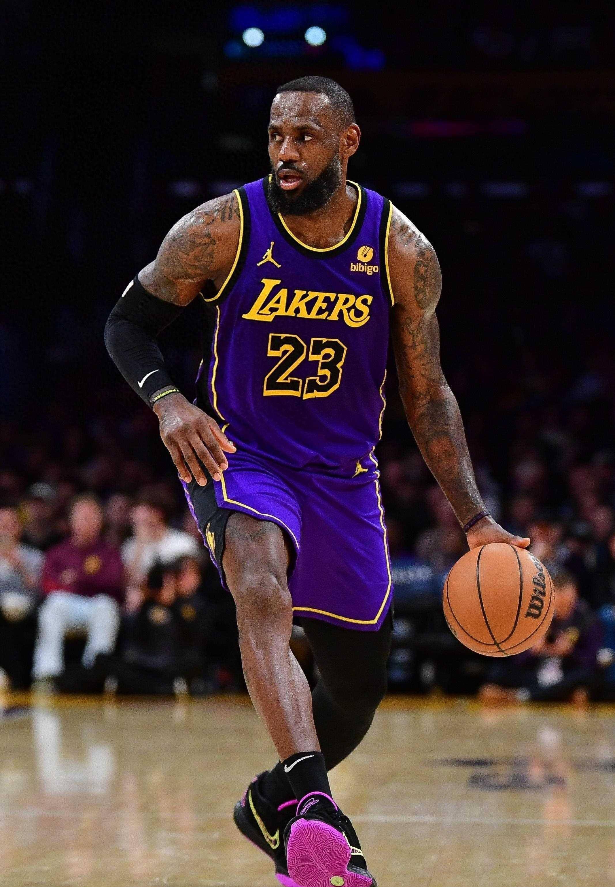 老詹连续上双纪录，篮球盛宴再续篇章（詹皇连续得分上双再创里程碑，篮球盛宴继续上演）