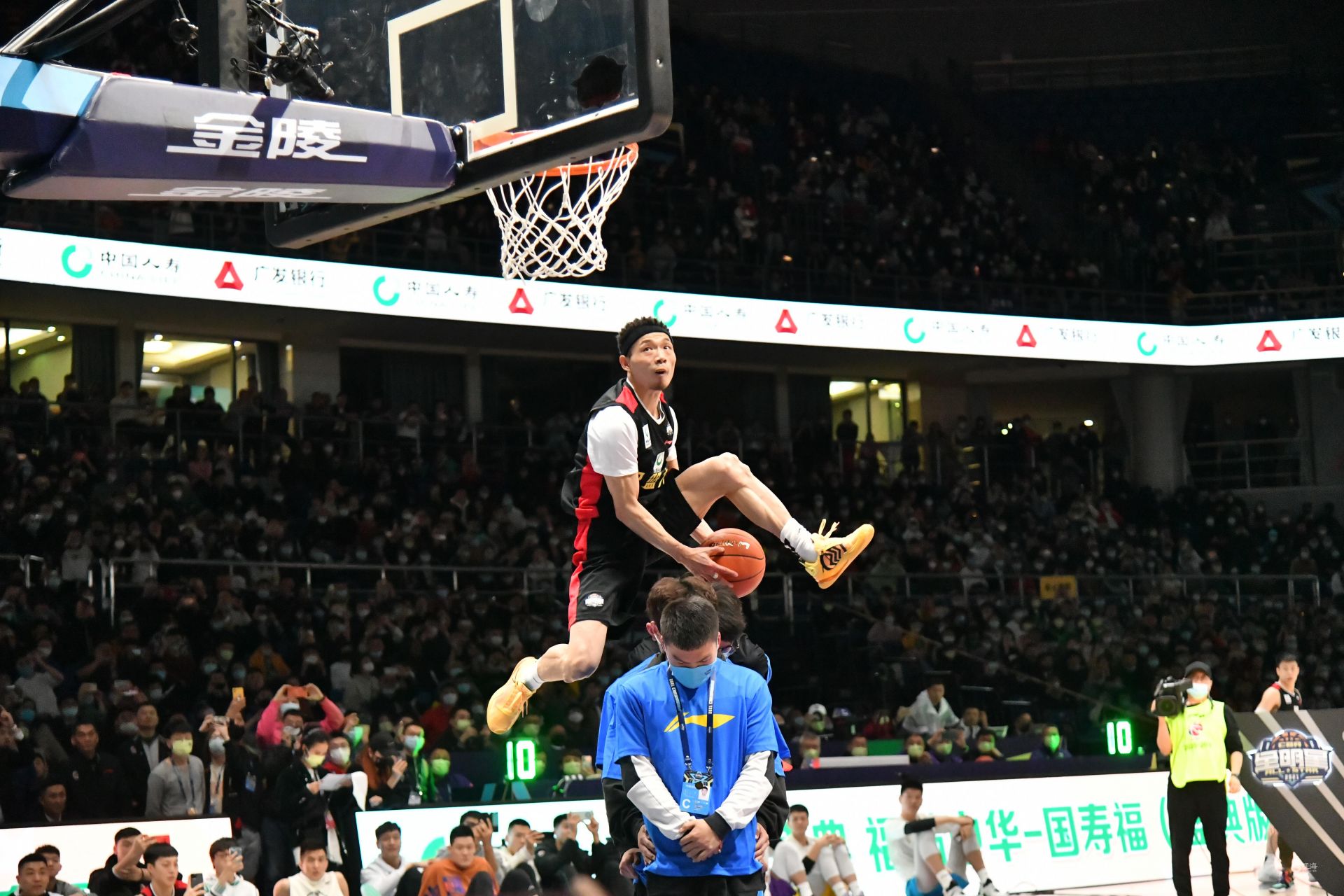 下半场表现不多！威少13中4拿到8分7板10助3断 4次失误（下半场哑火，威少13投4中仅得8分7板10助3断并出现4次失误）