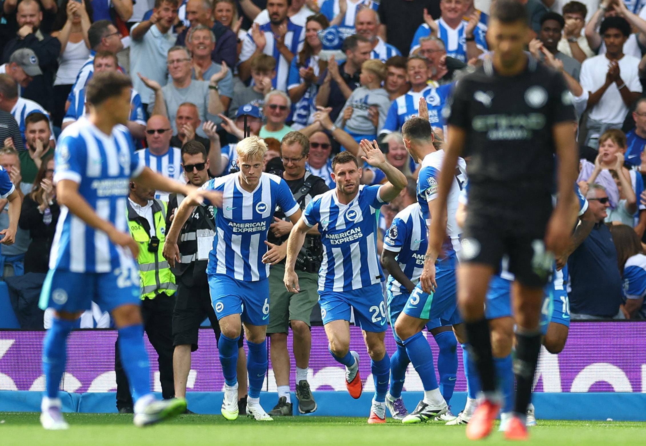 塞维利亚双雄德比战前携手出席活动，呼吁共同抵制校园霸凌（德比将至，塞维利亚两队携手出席活动，倡议抵制校园霸凌）