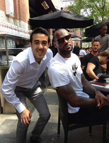 阿斯：巴萨本赛季球场外事务增多，弗里克比上赛季更加情绪化（阿斯报：巴萨本季场外风波增多，弗里克较上赛季更显情绪化）