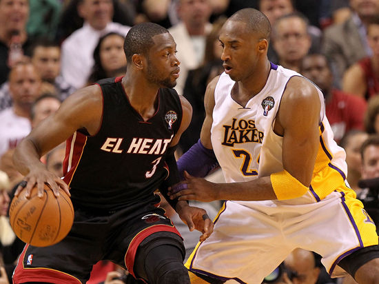 欧文突破防守助攻制胜（欧文强突破防线妙传制胜）