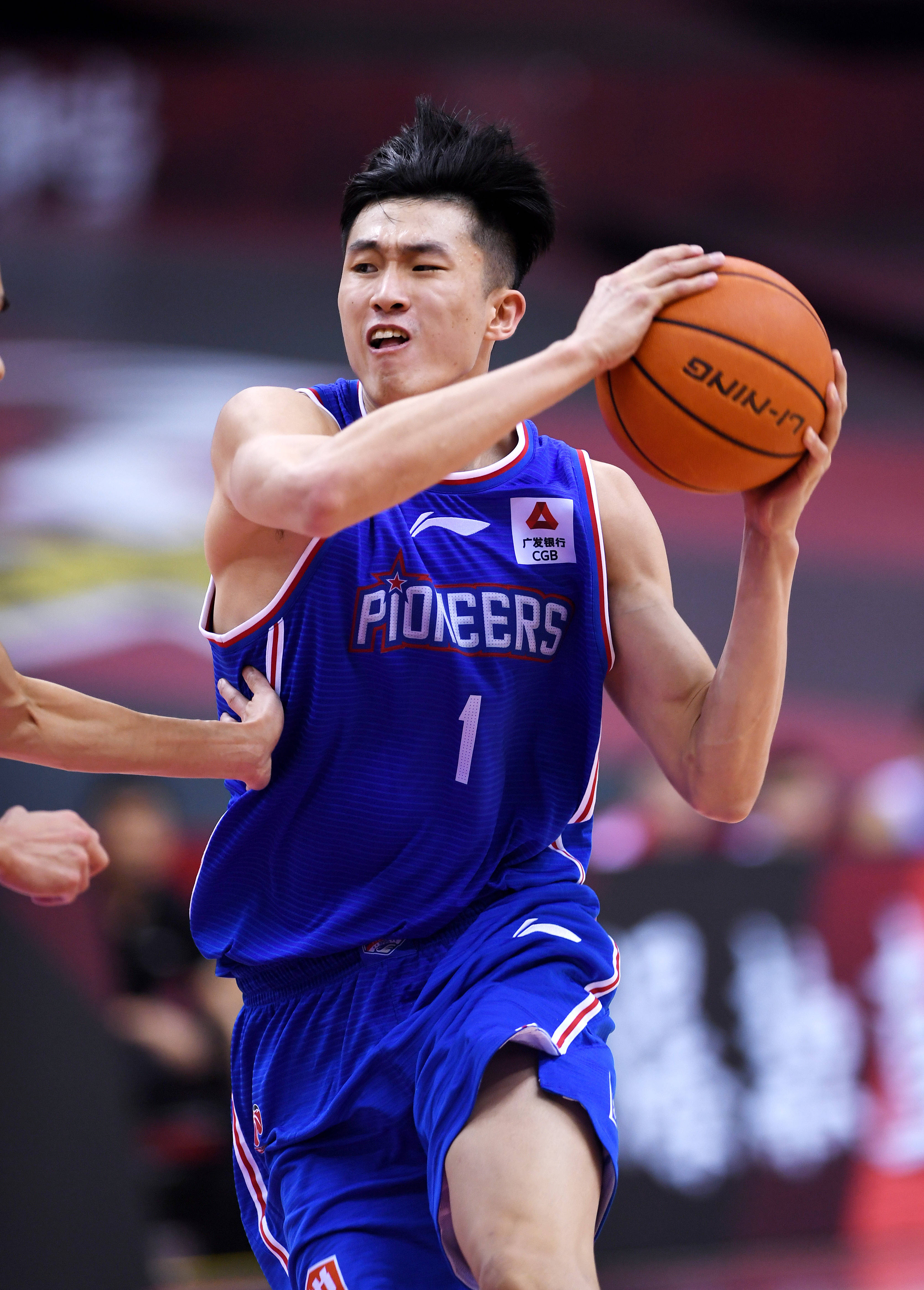 布朗回顾湖凯经典对决：一场篮球盛宴的开始（布朗回忆湖人与凯尔特人宿敌之战：篮球盛宴由此拉开序幕）