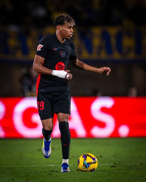 中足联颁奖：申花外租广西球员费尔南多当选中乙赛季最佳球员（中足联年度评选：申花外租至广西的费尔南多当选中乙最佳球员）