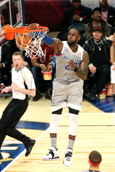 24岁巴西新神锋15轮11球！他竟从工地踢到英超，正与哈兰德争金靴（24岁巴西锋霸15轮11球：从工地逆袭英超，与哈兰德竞逐金靴）