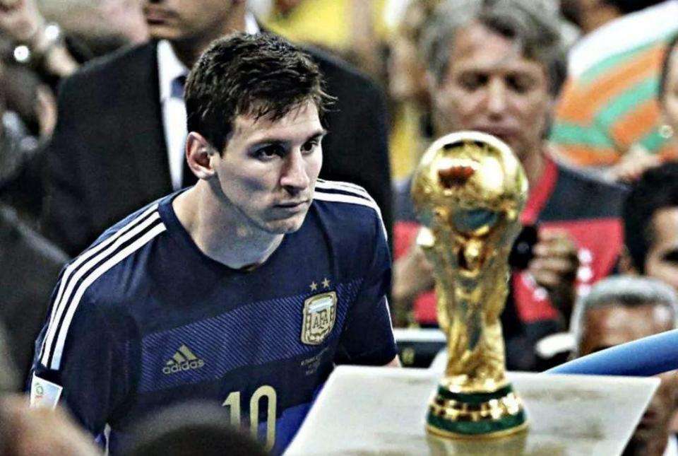 这次不搞花活了，哈兰德平安夜晒和女友帅气合拍（不玩花样，哈兰德平安夜晒出与女友的帅气合照）