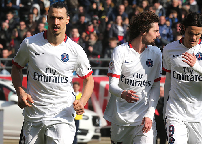 约基奇上半场表现抢眼，得分与助攻两开花（约基奇半场火力全开，得分助攻双线爆发）