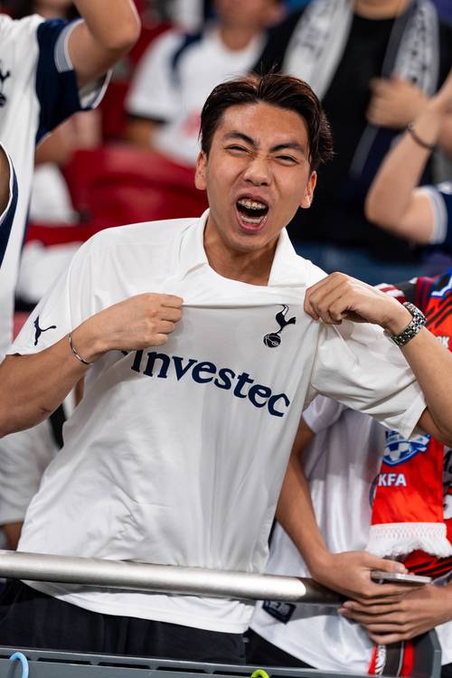 特雷-杨在圣诞前夕给他的小球迷Amari送来了圣诞惊喜（圣诞前夜，特雷-杨为小球迷Amari送上暖心惊喜）