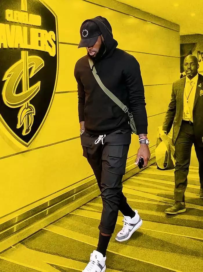 巴黎人报盛赞埃唐-姆巴佩：他敢于冒险，敢于发声，永不放弃（巴黎人报力赞埃唐-姆巴佩：敢闯敢言，永不言弃）